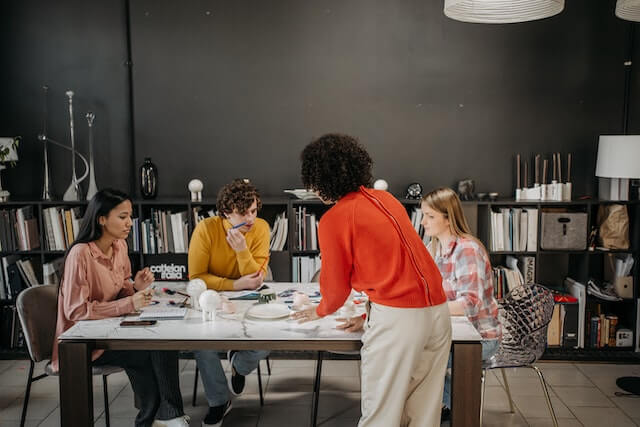 Colllaboration around table